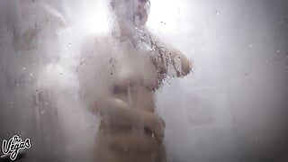 Tachinare sexy la duș de la o femeie latino sexy Selena Vega