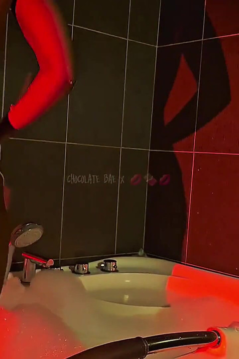 Sunt o curvă atât de perversă!! Am lăsat Jets Jaccuzzi să-mi fută pizda până când ejaculez!!