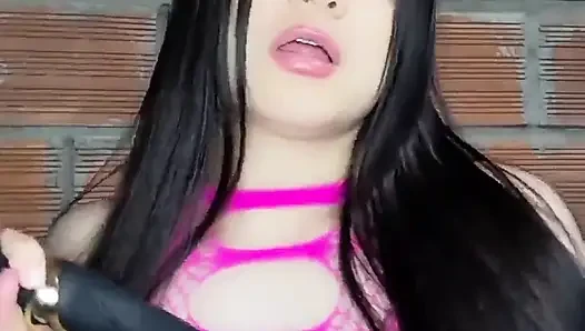 Ngusap itil dan adik tiriku sampai orgasme