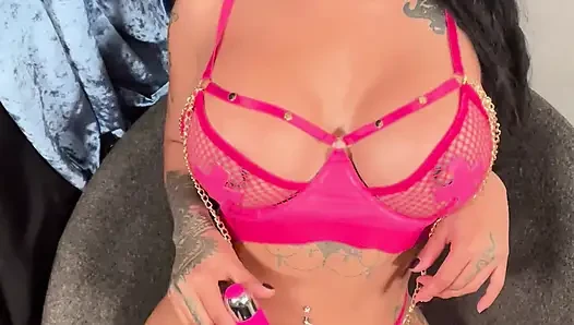 Adegan muncrat solo hot dengan lingerie merah muda