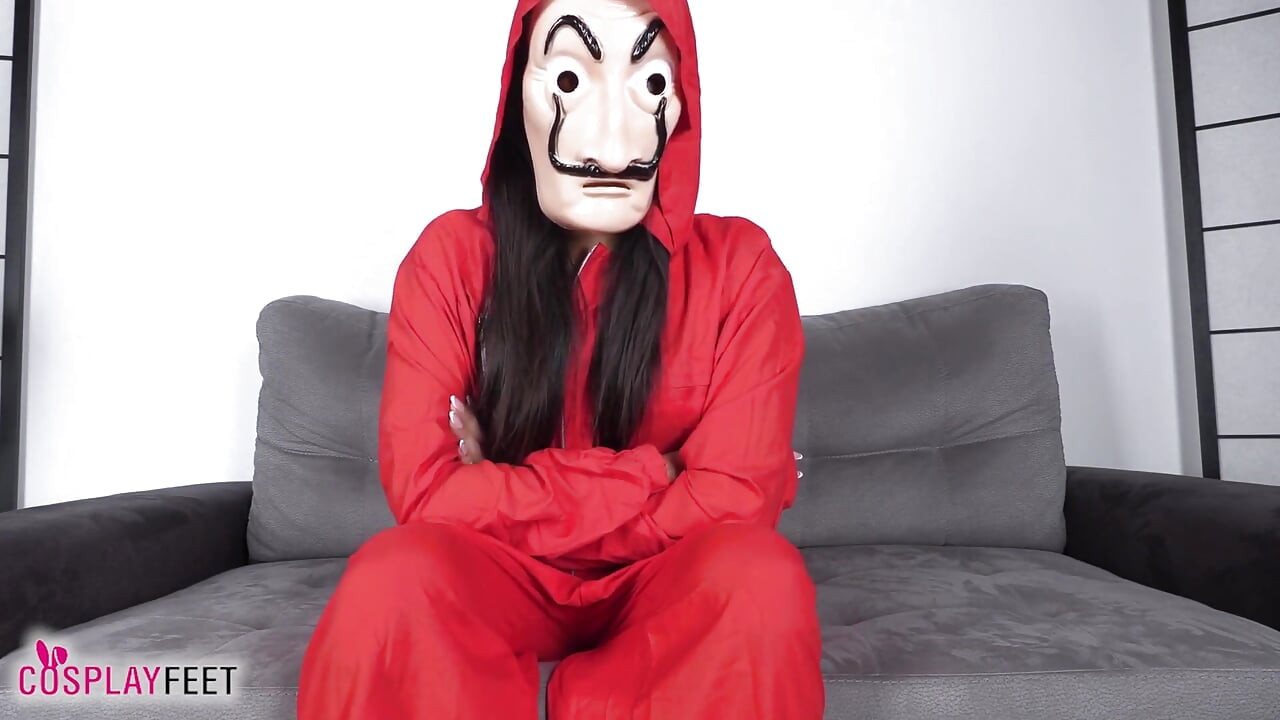 Quente bebê Lara em sua casa de papel traje adora apresentar seus magníficos e limpos pés no C