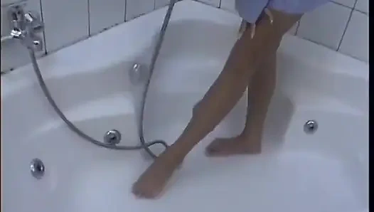 Cewek pirang yang menawan mandi lalu disetubuhi oleh pejantan terangsang