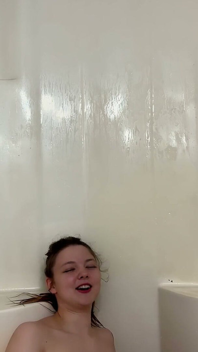 Hopa! Am orgasm atât de puternic încât mă prăbușesc în duș, așa că mă ridic și mai am un orgasm... | Clip 2