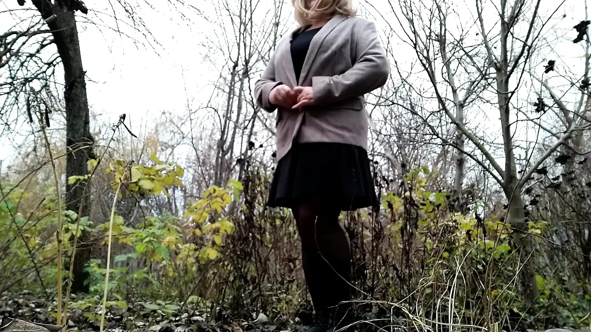 Milf,pissing,outdoor