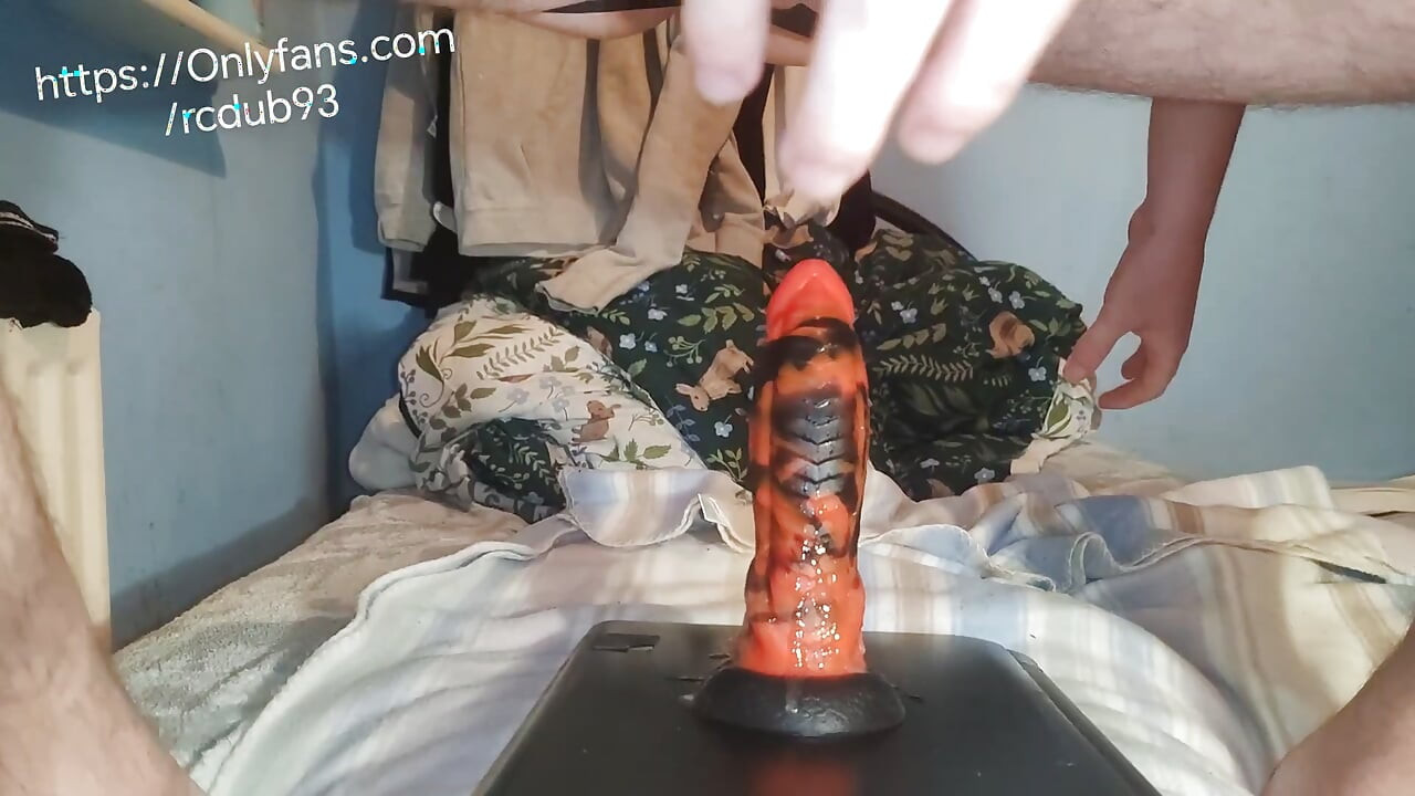 Tomando todo mi consolador monstruo en mi agujero apretado