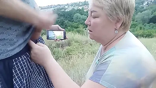 Ich masturbiere einen schwanz im park und komme in den mund einer hure