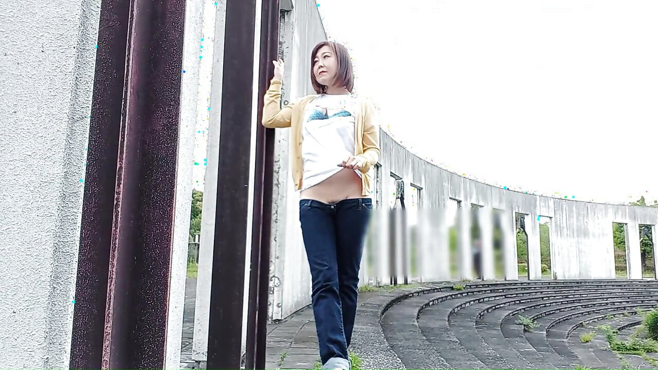 Outdoor Exposure in Ultra-low-rise Jeans
