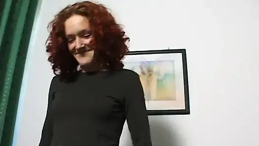 Sevimli kızıl saçlı kız aşk deliğini parmaklıyor