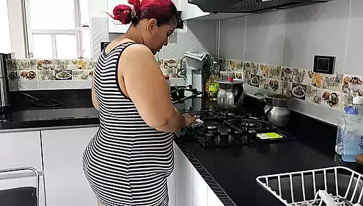 Seduzindo minha madrasta para foder na cozinha