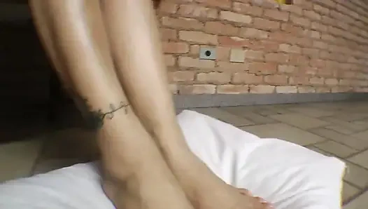 Mükemmel ayaklarla lezbiyen derin ayaklar aşağılama