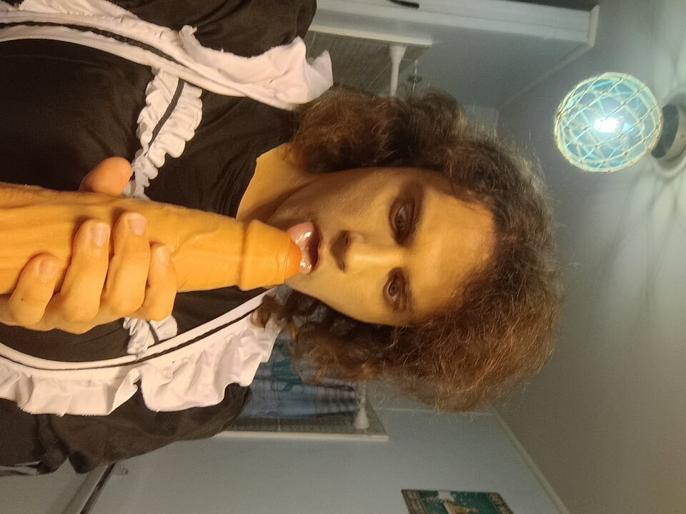 A megalázott Sissy megrázza a csiklóját, miközben a segglyukán keresztül gyönyörködik