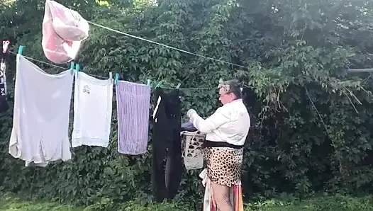 Ek ne chhote tendue skart ke sath ek poshak men lene ke lie.