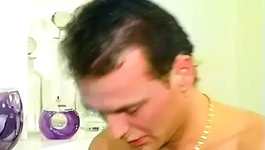 Brunette mengisap kontol lalu disodok dalam-dalam