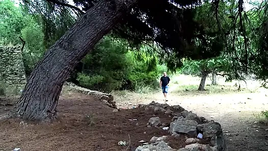 в этом лесу лучше трахаться, чем ходить