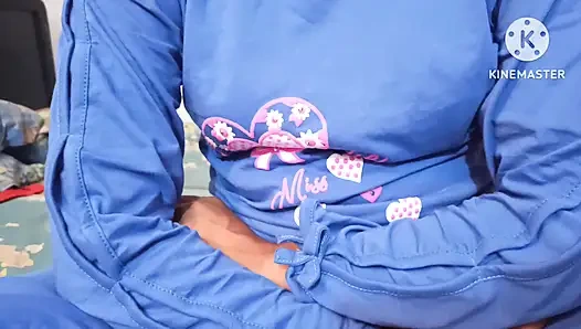 Bangladeşli gerçek öğrenciler otel servisi yapmayı ve romantik oral seks yapmayı seviyor ve aldatan hikayeyi sikiyor