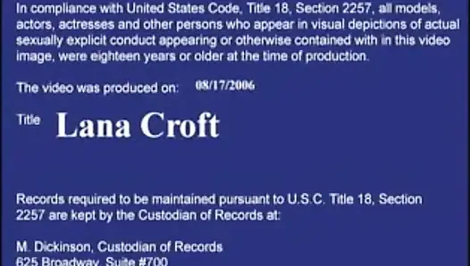 Lana Croft трахается на диване со своей миниатюрной