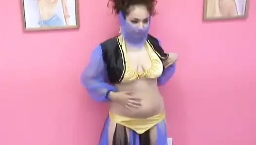 Eine exotische schlampe mit nippelpiercings und üppigen titten fingert ihre enge muschi