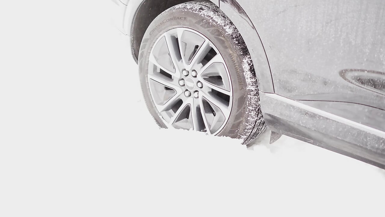 Pomozite, auto mi se zaglavio u snegu.