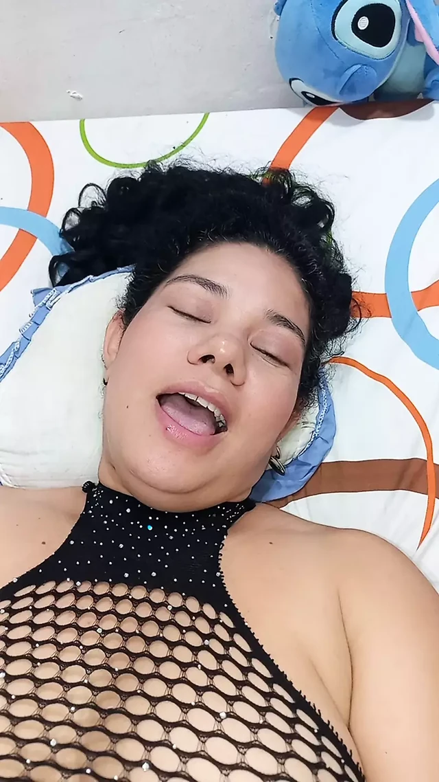girlfriend masturbates to the squirt