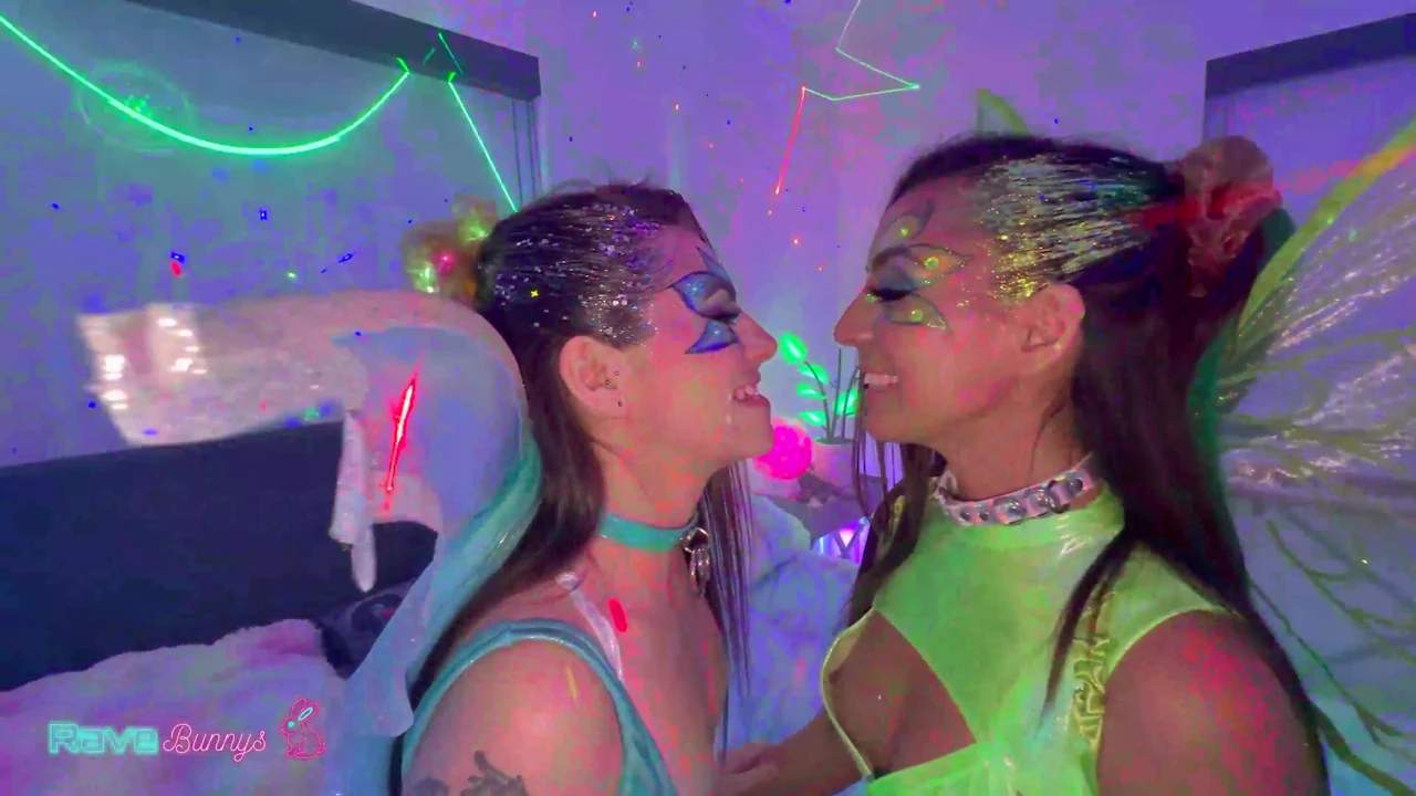 Vixens Sasha Tatcha ve Tiny Rhea'nın sert çılgın üçlü seks!