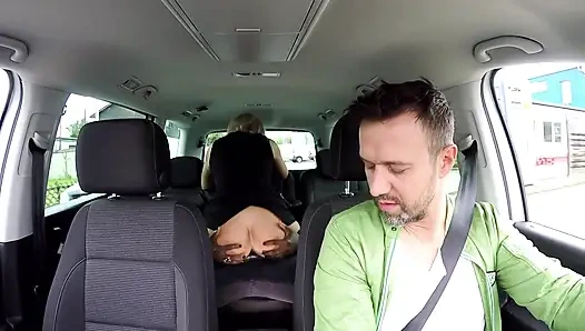 Pirang bertato yang menakjubkan disetubuhi di luar ruangan oleh kontol hitam besar