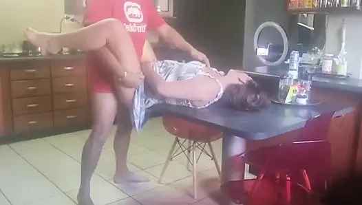 Kayınbirader mutfak masasında yüksek sesle inletiyor
