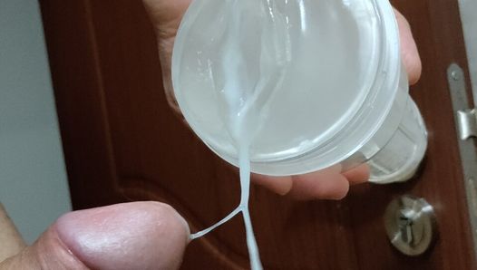 Primo piano di una sborrata amatoriale su una finta figa di silicone - Fleshlight