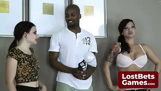 Das strip griechische roulette-Spiel beginnt mit einer Wendung