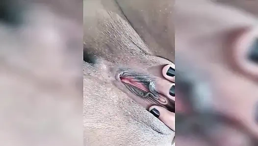 Управляемый ручной стимул: Николи Маттос вызывает удовольствие и демонстрирует свою сверкающую задницу!