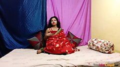 Menina indiana em sari vermelho dedilhando buceta, se masturbando e esfregando seu clitóris até o orgasmo - completo desi hindi