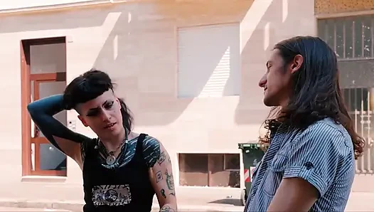 Tattootrio, sie aus dem Paar Cuckold will vom Tätowierer werden