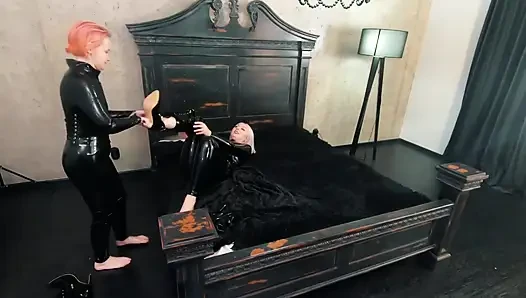 Gummi schwarzer latex-catsuit hinter den kulissen video, halterhohe stiefel und glänzende fetischklamotten