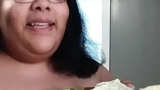 Çıplakken yüzümü keklerle dolduruyor