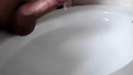 Den Schwanz im Bad gewichst und gekommen