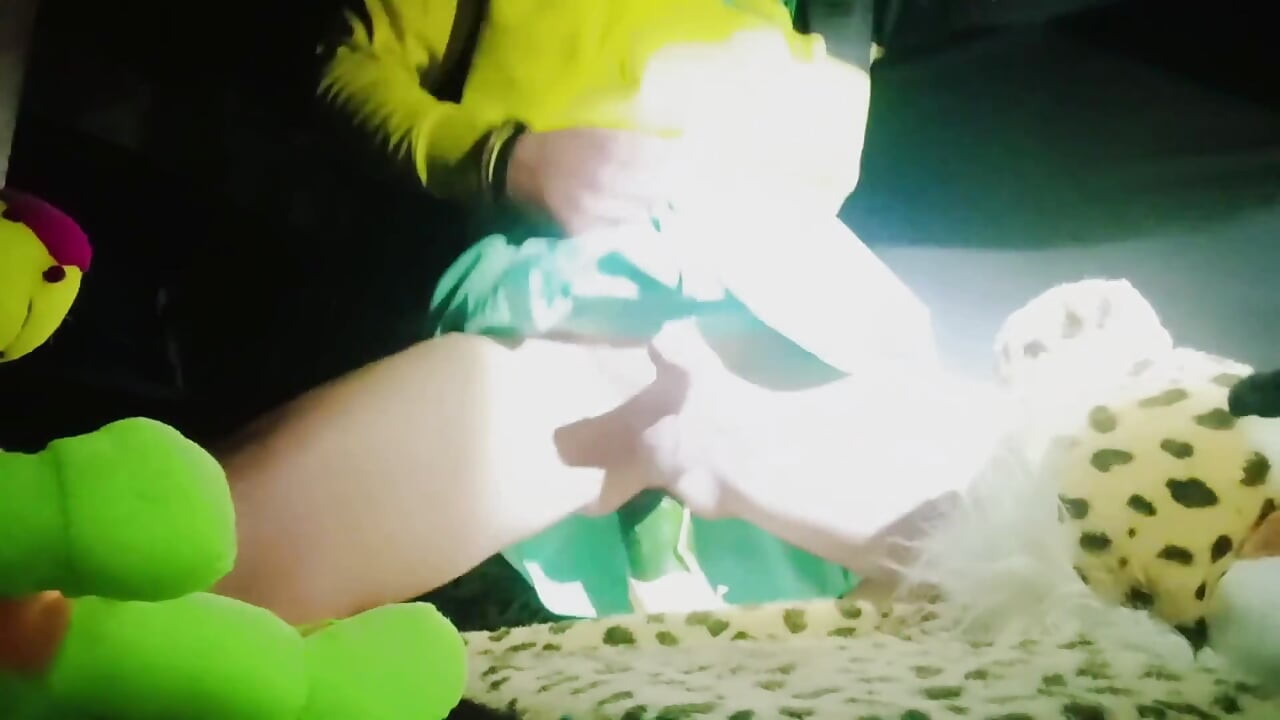 אישה צעירה בחצאית פורשת את ישבנה לרווחה.