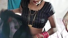 Porno indien, sari noir, chemisier, jupon et culotte