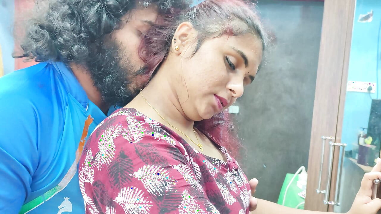 Beso romántico de pareja caliente