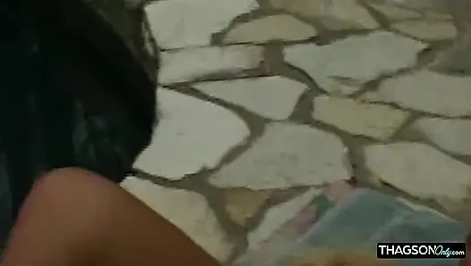 Cewek hot rambut pirang dan rambut cokelat ini melahap memek beceknya di luar ruangan