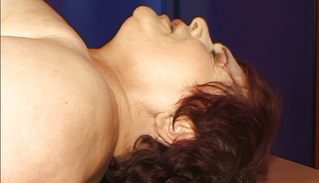 성숙한 BBW가 자지를 빨더니 테이블 위에서 박힌다