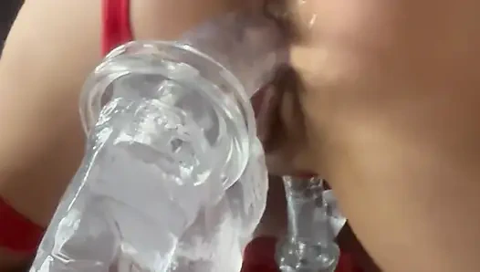 Новая игрушка соблазняет ее мокрую киску