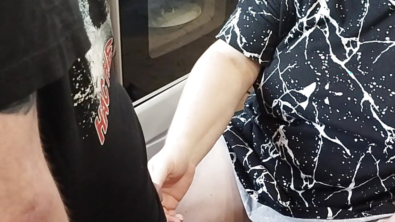 after a deep blowjob, the mother-in-law spat out the sperm