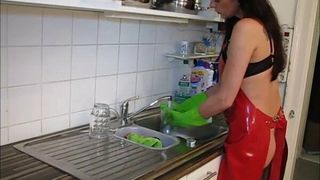 Groene huishoudhandschoenen en rood schort pijpen en seks