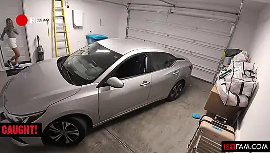 Отчим позволяет Chloe Rose позаимствовать его толстый член