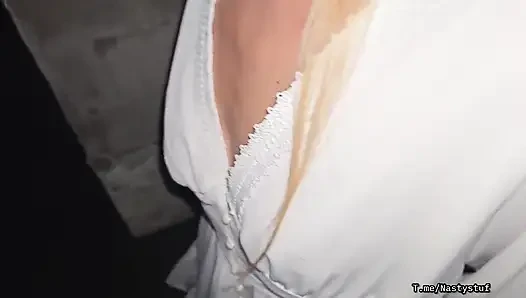 Sokakta yağmurda ilk randevuda orta yaşlı seksi kadınla anal sikiş. Gerçekten son derece