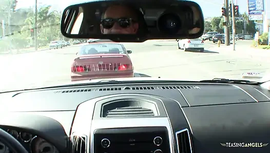 Kız sert bir yarağa binmeden önce amını yalıyor