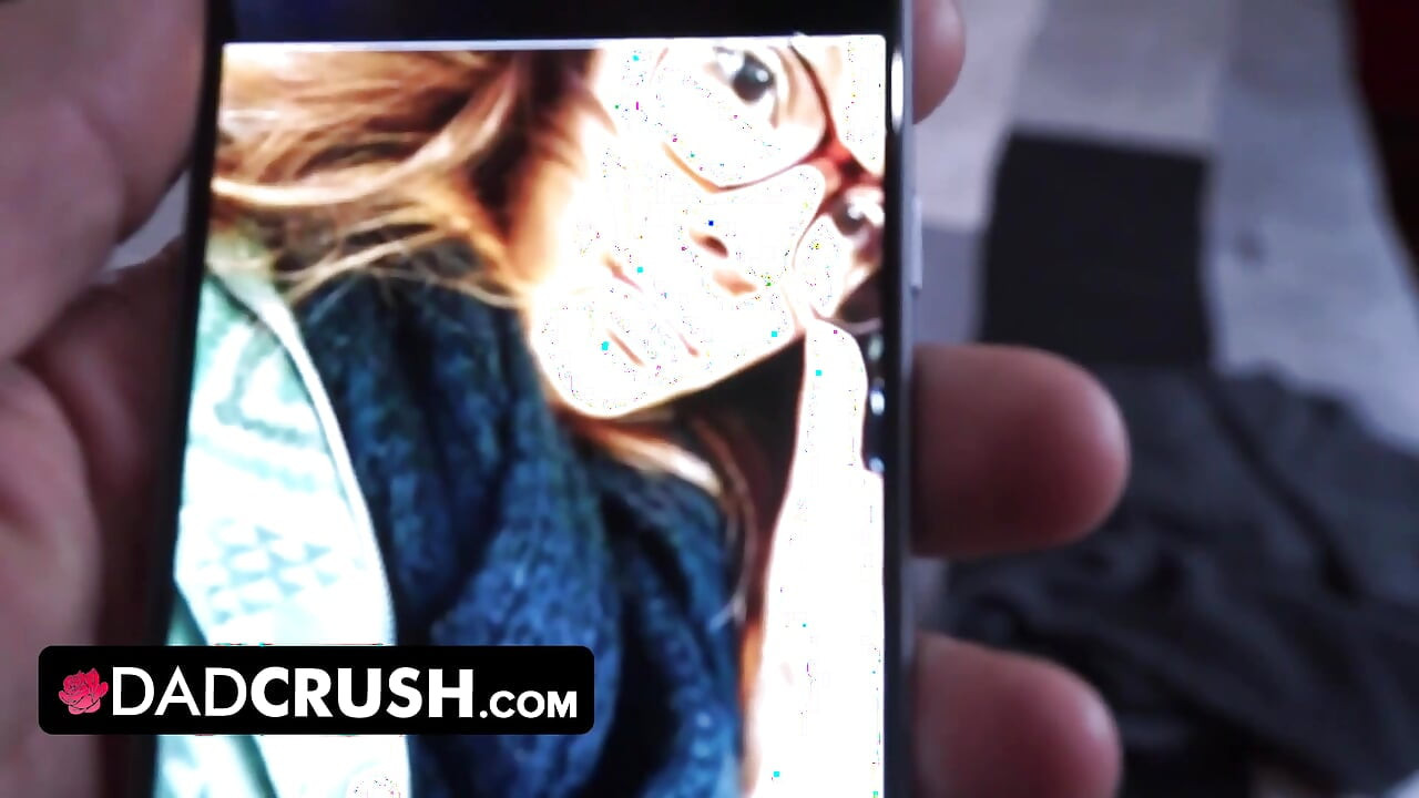 Dadcrush - sexig brud fångade smutsig gammal man som håller hennes telefon medan han runkar av sin kuk