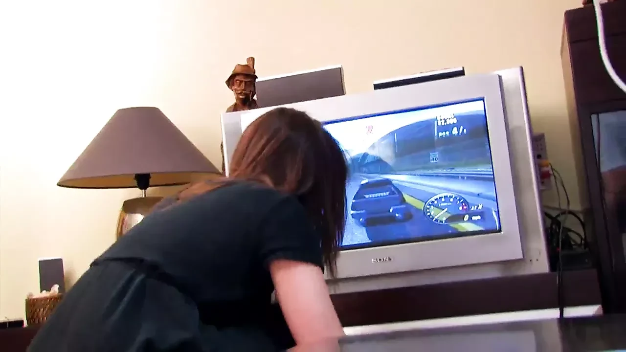 A szőke csaj anális szexet és szopást ad Terry Reidnek játék közben