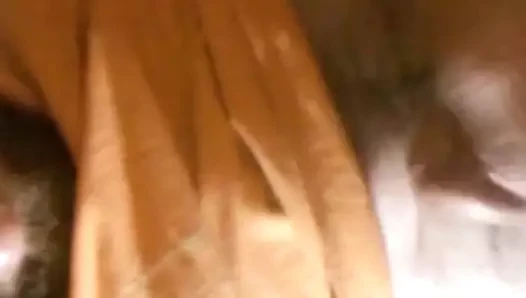 Kendi ağzında hayallerimin vum'unu kovalıyor ve yüze boşalmayı yutuyor