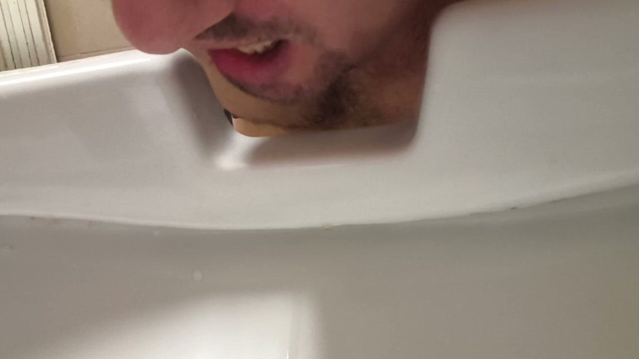 Menjilat dan mencium dudukan toilet di toilet umum yang basah oleh kencing orang asing