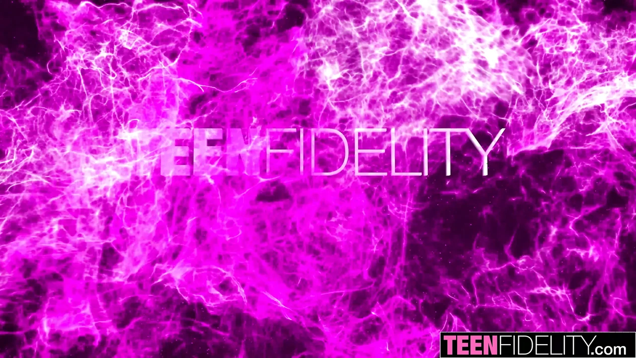 Teenfidelity công chúa màu hồng kloe thích đút cu xuống